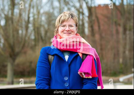 Außenporträt einer 37-Jährigen weißen Frau mit blauem Mantel und rosa Schal, Jette, Belgien Stockfoto