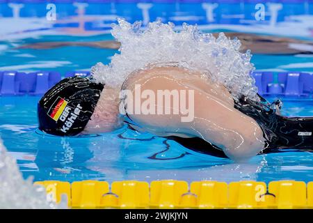 Doha, Katar. Februar 2024. Schwimmen: Weltmeisterschaften, 50 m Schmetterling, Frauen, Vorwärmzeit. Angelina Köhler (Deutschland) in Aktion. Quelle: Jo Kleindl/dpa/Alamy Live News Stockfoto