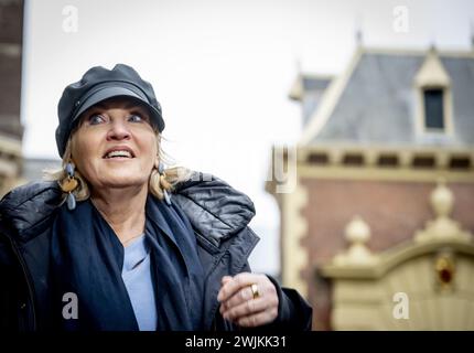 DEN HAAG - scheidende Gesundheitsministerin Pia Dijkstra am Binnenhof. Die Minister nahmen an der wöchentlichen Kabinettssitzung Teil. ANP ROBIN UTRECHT niederlande raus - belgien raus Stockfoto