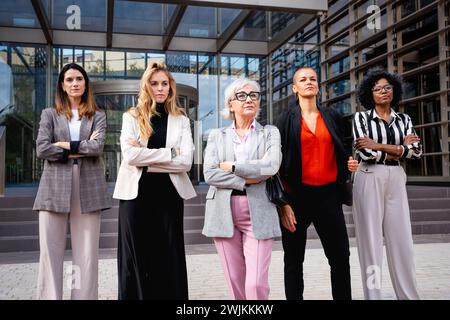 Ein Team aus multirassischen und vielfältigen Geschäftsfrauen, angeführt von Boss, posiert ernsthaft für die Kamera. Stockfoto