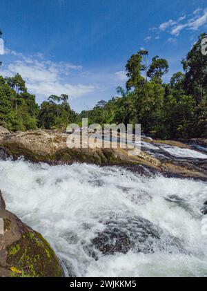 Wasserstrom mit Spritzwasser in den Limunsudan Falls. Mindanao, Philippinen. Stockfoto