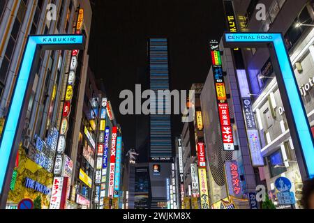 Tokio, Japan - 19. Juni 2016: Die Neonlichter von Geschäften, Bars und Restaurants des Nachtlebens von Shinjuku-Ku. Godzilla kann man vom ich sehen Stockfoto