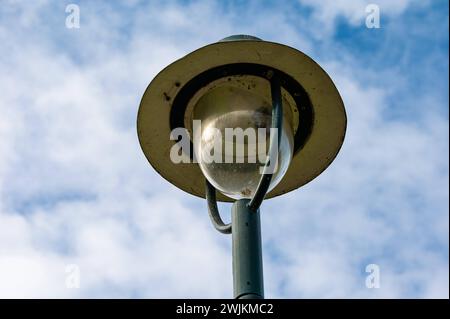 Jette, Region Brüssel-Hauptstadt, Belgien, 13. Februar 2024 - Straßenlaterne vor blauem Himmel Stockfoto