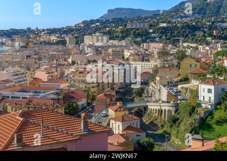 Blick auf die Stadt Menton an der französischen Riviera - Côte d'Azur, Frankreich. Erschossen aus der Basilique Saint Michel Archange auf der Spitze der Stadt. Stockfoto