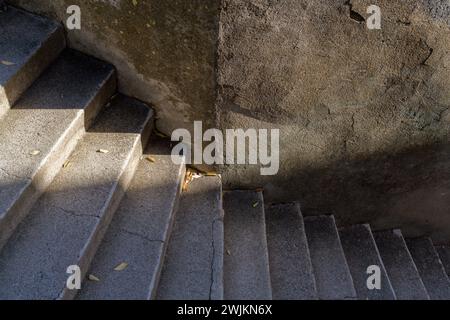 Blick hinunter auf die wunderschöne alte Steintreppe, die zum Cimetière du Vieux Château (Friedhof der Alten Château) auf der Spitze der Stadt führt. Stockfoto