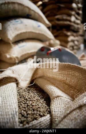 Eine Nahaufnahme einer Tüte Kaffeebohnen Stockfoto