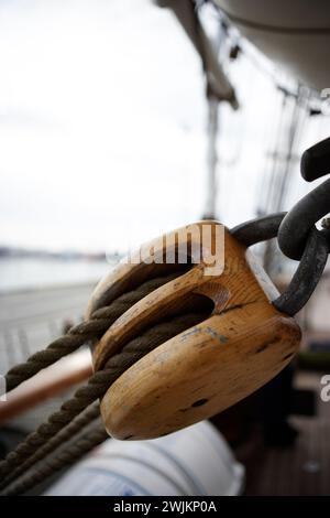 Große Riemenscheibe auf einem Segelschiff Stockfoto