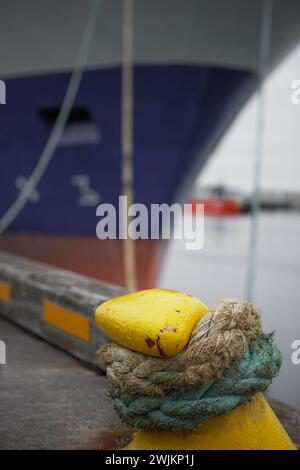 Ein Schiffsseil und ein Sackkopf Stockfoto