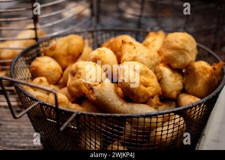 Goldene Sardellen in einem Korb - Street Food Delikatesse in der Nacht. Stockfoto