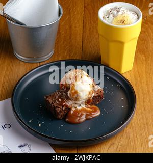 Kaffee mit Schlagsahne und Dessert mit Eis. Kaffee-Sho Stockfoto