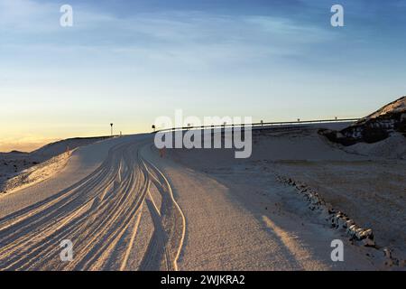 Reifenspuren im Schnee unterwegs, größere Reykjavik, Island Stockfoto