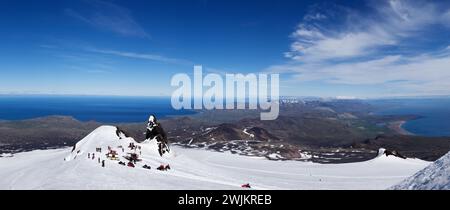 Ein schneebedeckter Berg mit Menschen darauf Stockfoto
