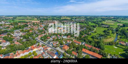 Luftaufnahme der Stadt Dorfen im oberbayerischen Isental Ausblick auf Dorfen im Landkreis Erding in Oberbayern Dorfen Bayern Deutschland *** Aerial VI Stockfoto