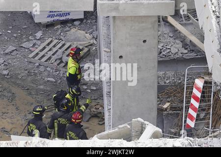 Florenz, Italien. Februar 2024. foto Marco Bucco/LaPresse16 Febbraio 2024 - Firenze, Italia Cronaca Incidente sul lavoro nel cantiere del nuovo centro commerciale Esselunga, almeno 3 operai morti tra le vittime Nella foto : il cantiere luogo dell'incidente Foto Marco Bucco/LaPresse 16. Februar 2024 - Florenz, Italien Nachrichten Arbeitsunfall auf der Baustelle des neuen Einkaufszentrums Esselunga, mindestens 3 Arbeiter tot unter den Opfern auf dem Foto : die Baustellenszene des Unfalls Credit: LaPresse/Alamy Live News Stockfoto