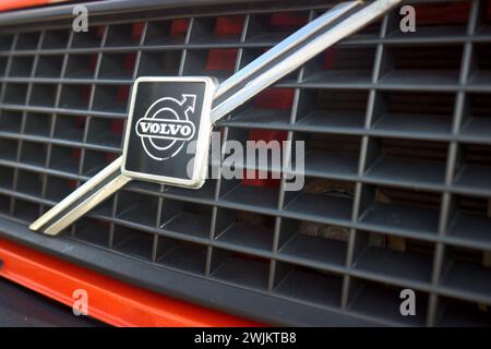 Berlin, Deutschland - 20. August 2022: Vorderansicht des alten Volvo Emblems aus den 80er Jahren mit Kühlergrill selektiver Nahaufnahme Stockfoto