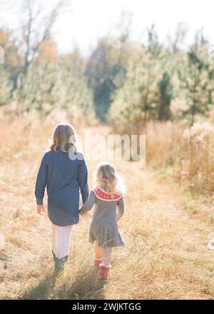 Schwesternschaft im glühenden Herbst draußen Stockfoto