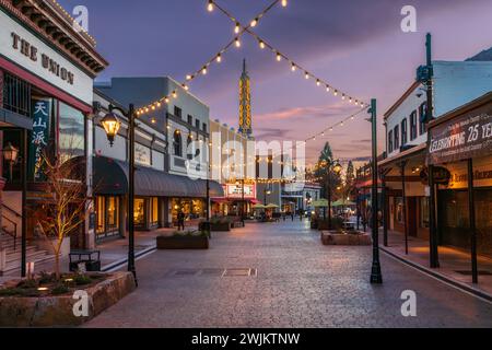 Das Plaza in der Mill Street im Grass Valley in der Dämmerung, CA Stockfoto