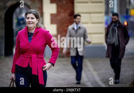 DEN HAAG – scheidender Staatssekretär Fleur Gräper-van Koolwijk am Binnenhof. Die Minister nahmen an der wöchentlichen Kabinettssitzung Teil. ANP ROBIN UTRECHT niederlande raus - belgien raus Stockfoto