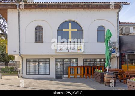 Skopje, Nordmakedonien - 23. Oktober 2023: Buchladen Mazedonisch-orthodoxe Kirche des Heiligen Demetrius. Stockfoto