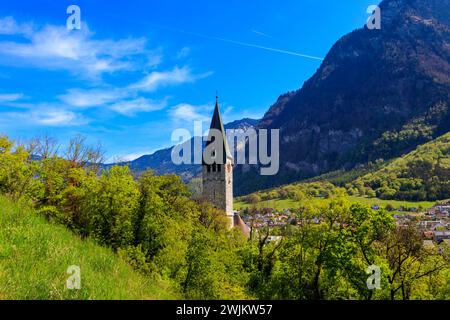 Blick auf die Stadt Balzers mit der Nikolaikirche in Liechtenstein Stockfoto