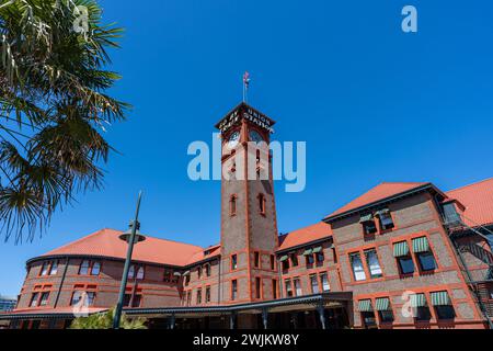 Ein Foto von der Vorderseite der Portland Union Station an einem sonnigen Tag. Stockfoto