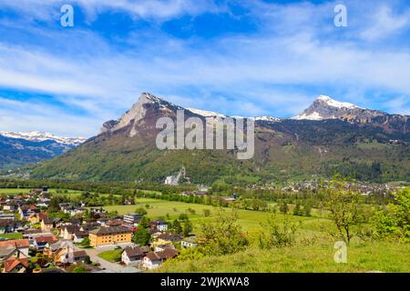 Blick auf Balzers Stadt und Alpen in Liechtenstein Stockfoto