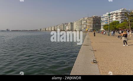 Thessaloniki, Griechenland - 22. Oktober 2023: Leute, die an der Nikis Avenue Promenade am Ufer spazieren gehen sonniger Herbst Sonntag in der Stadt. Stockfoto