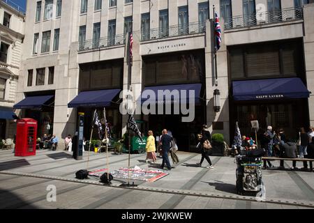 Black Lives Matter Flaggen und Botschaften sind im Zentrum Londons zu sehen. Stockfoto