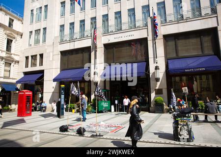 Black Lives Matter Flaggen und Botschaften sind im Zentrum Londons zu sehen. Stockfoto