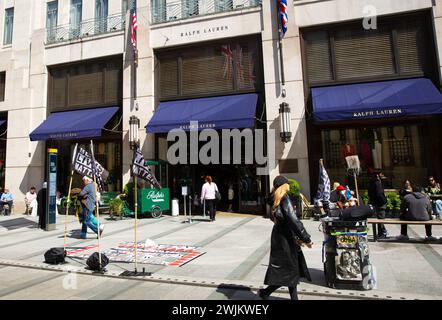 Black Lives Matter Flaggen und Botschaften sind im Zentrum Londons zu sehen. Stockfoto