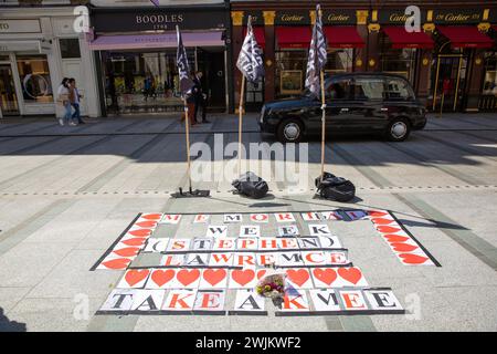 Black Lives Matter Flaggen und Botschaften sind im Zentrum Londons zu sehen. Stockfoto