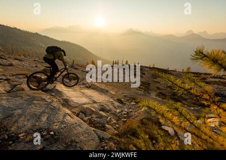 North Cascade Mountain Biking in PNW während der Herbstfarben Stockfoto