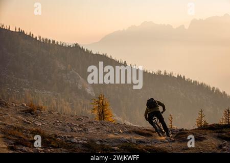 North Cascade Mountain Biking in PNW während der Herbstfarben Stockfoto