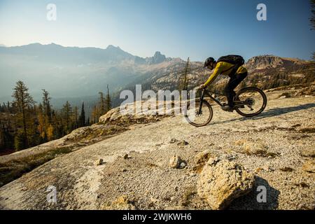 North Cascade Mountain Biking in PNW während der Herbstfarben Stockfoto