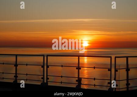 Magischer Sonnenuntergang über dem Finnischen Golf, der Ostsee. Blick vom Schiff aus Stockfoto