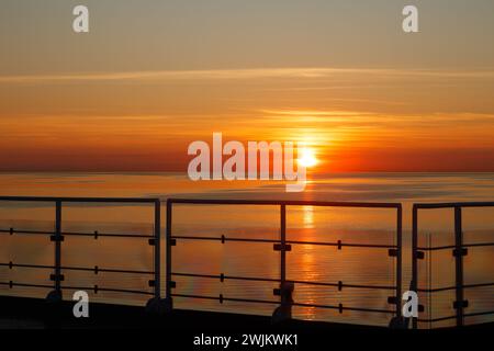 Magischer Sonnenuntergang über dem Finnischen Golf, der Ostsee. Blick vom Schiff aus Stockfoto