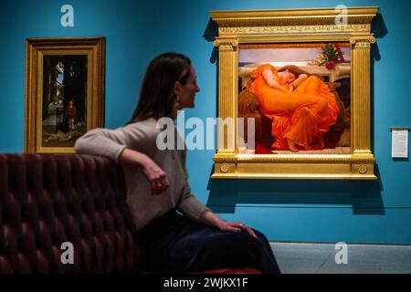 London, Großbritannien. Februar 2024. Flaming June von Frederic, Lord Leighton PRA an der Royal Academy of Arts (With the Way to the Temple, 1882, von Sir Lawrence Alma-Tadema). Das Gemälde ist eine Leihgabe des Museo de Arte de Ponce in Puerto Rico und wird bis zum 12. Januar 2025 kostenlos in der Sammlung der RA ausgestellt. Das Gemälde ist ein beliebter Schatz und gilt als Meisterwerk von AS. Guy Bell/Alamy Live News Stockfoto