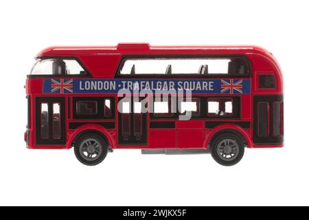 Rotes Londoner Doppeldeckerbus-Spielzeugauto auf weißem Hintergrund Stockfoto