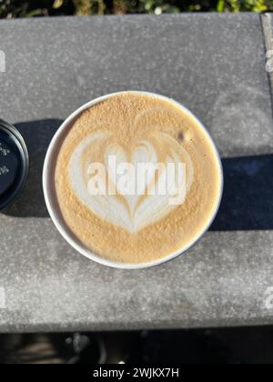 Kaffeekunst auf Café Latte Foam Stockfoto