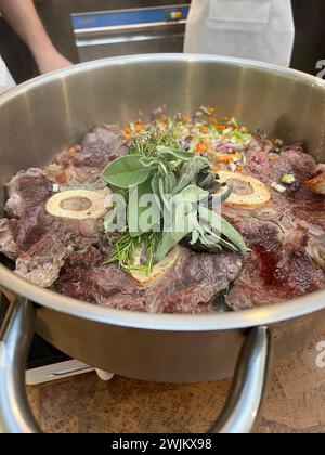 Start des osso bucco für Nudelsoße Stockfoto