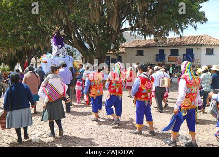 Beeindruckendes religiöses Festival in der Kirche St. Peter, Apostel von Andahuaylillas, Stadt Andahuaylillas, Provinz Quispicanchi, Peru Stockfoto