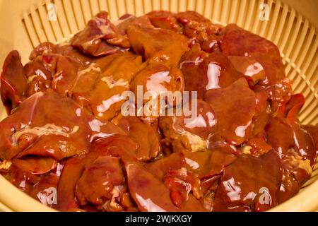 Hühnerleber in einer Schüssel, fertig zum Kochen. Stockfoto