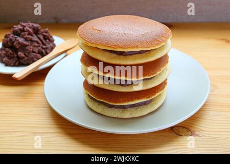Stapel Dorayaki, japanischer Pfannkuchen gefüllt mit Azuki Bohnenpaste namens ANKO Stockfoto