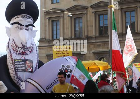 München, Bayern, Deutschland, 16.02.2024: Protest gehen Iran vor Münchner Sicherheitskonferenz: Demonstranten haben sich versammelt, sie kritisieren auch die Europäische Union in Bezug auf ihr Verhalten gegenüber dem Mullah-Regime *** München, Bayern, Deutschland, 16 02 2024 Protest gegen den Iran außerhalb der Münchner Sicherheitskonferenz haben sich Demonstranten versammelt, Sie kritisieren auch die EU in Bezug auf ihr Verhalten gegenüber dem Mullah-Regime Copyright: xdtsxNachrichtenagenturx dts 30757 Stockfoto