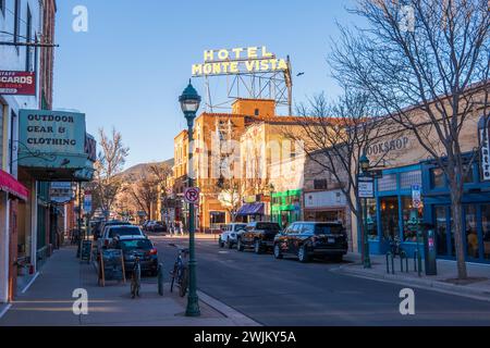 Downtown Flagstaff im Frühling, mit sanfter Abendsonne und blauem Himmel. Berühmte Wahrzeichen Gebäude, historische Gebäude. Hotel Monte Vista in der Sonne. Stockfoto