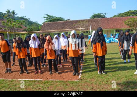 Foto von berufsbildenden Gymnasiasten in Sportkleidung beim Sport Stockfoto