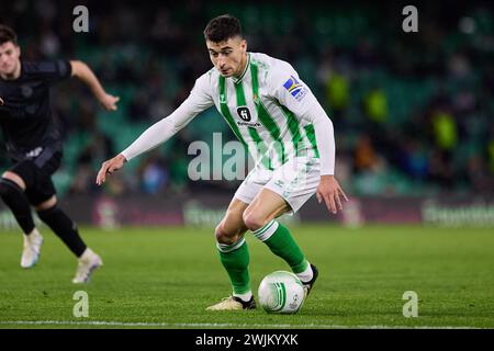 Sevilla, Spanien. Februar 2024. Marc Roca (21) von Real Betis während des Spiels der UEFA Conference League zwischen Real Betis und Dinamo Zagreb im Estadio Benito Villamarin in Sevilla. (Foto: Gonzales Photo/Alamy Live News Stockfoto