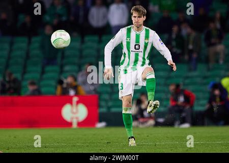 Sevilla, Spanien. Februar 2024. Juan Miranda (3) von Real Betis, der während des UEFA Conference League-Spiels zwischen Real Betis und Dinamo Zagreb im Estadio Benito Villamarin in Sevilla zu sehen war. (Foto: Gonzales Photo/Alamy Live News Stockfoto