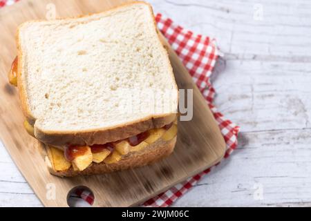 Geschnittenes Weißbrot auf Holztisch Stockfoto