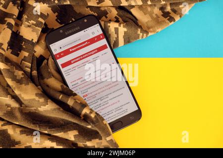 KIEW, UKRAINE - 4. MAI 2023: Korrespondent ukrainisches Nachrichtenportal auf Smartphone-Bildschirm mit ukrainischer Flagge und Tarnstoff Nahaufnahme Stockfoto